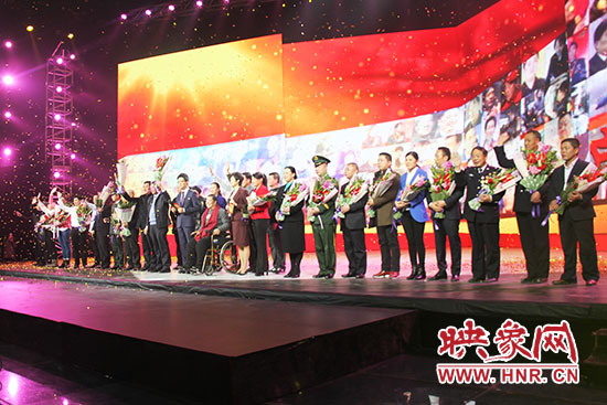 10位獲獎?wù)吆?個愛心集體合影。 10位獲獎?wù)吆?個愛心集體合影。