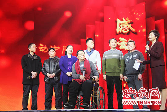 接力照顧高位截癱患者高新海的“隴海大院”愛心集體鄰居們。 接力照顧高位截癱患者高新海的“隴海大院”愛心集體鄰居們。