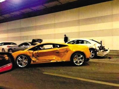 一目擊者出示照片，隧道內，事發時還停著多輛車，其中一輛黃色豪車車門明顯內凹，另一白色車車尾損毀嚴重。