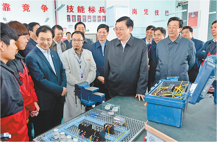 4月14日上午，中共中央政治局常委、全國(guó)人大常委會(huì)委員長(zhǎng)張德江在許昌技術(shù)經(jīng)濟(jì)學(xué)校與血神們親切交談。