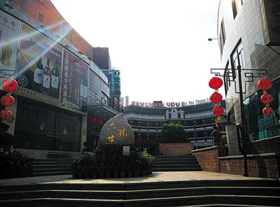 六井孔主打餐飲娛樂項目,泉州一些官員認為這與文化創意產業難有關聯。 六井孔主打餐飲娛樂項目,泉州一些官員認為這與文化創意產業難有關聯。