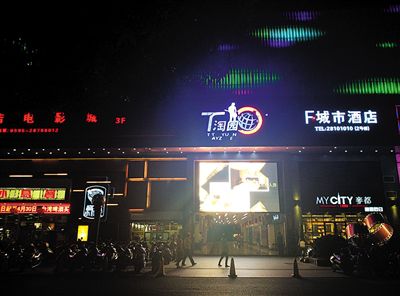 徐鋼在泉州市委書記任上將與他交往密切的商人引入泉州古城區開發文化創意產業。 徐鋼在泉州市委書記任上將與他交往密切的商人引入泉州古城區開發文化創意產業。