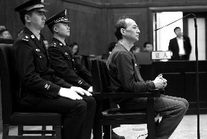 昨天，北京市二中院公開審理了劉軍誼受賄案，現場有上百人參加旁聽。首席攝影記者 吳寧/攝