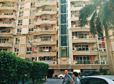 泉州鬧市區(qū)刺桐路上一小區(qū)。5月5日凌晨，泉州安監(jiān)局調(diào)研員謝清平在7號樓自殺。