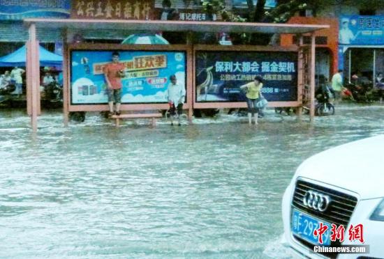 圖為暴雨持續兩小時，韶關市區又變“水城”。陳惠賢 攝