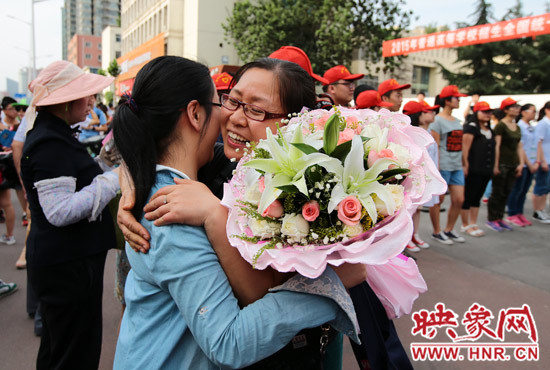 考試結束，考生與家長深情的擁抱