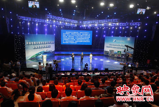 16日上午，河南電視臺1500平米演播廳內座無虛席。