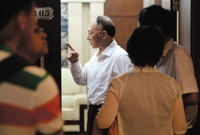 劉鵬局長走出會場。昨日的足球改革發展工作會議上，國家體育總局為中國足球“開了一扇門”。新京報記者 吳江 攝