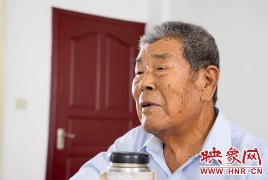 張計發正在講述抗戰故事 張計發正在講述抗戰故事