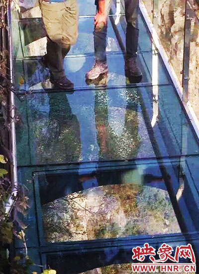 圖為破裂的玻璃棧道 圖為破裂的玻璃棧道