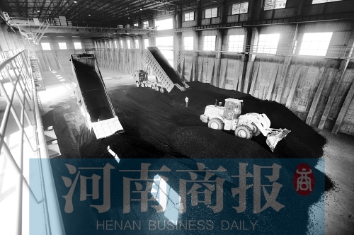 大量煤炭運往南區供熱站，為今冬供暖做準備 河南商報記者 鄧萬里/攝