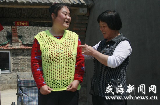 王炳鳳正在陪女兒鍛煉。記者 李偉 攝