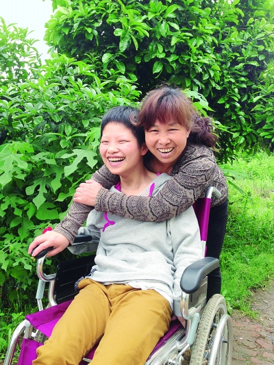 黃揚和母親許秀梅在陽光下好開心。（黃珊攝）