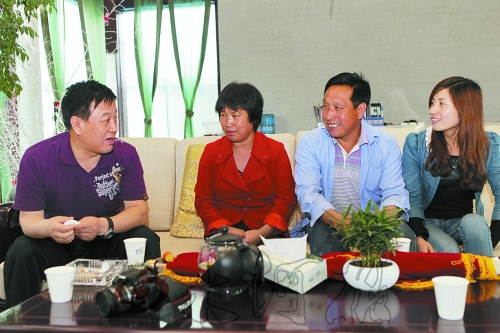 網友“奇石頑童”與牛松玲、郭新成夫婦