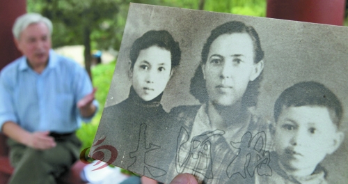 前晚,花甲老人黎遠康特意給遠在哈薩克斯坦的老媽送上了母親節(jié)祝福 前晚,花甲老人黎遠康特意給遠在哈薩克斯坦的老媽送上了母親節(jié)祝福