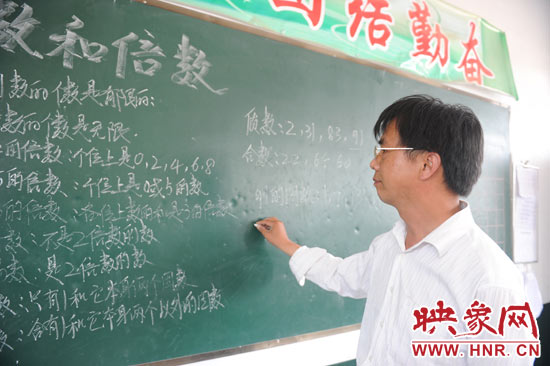 王格現(xiàn)在給5年紀(jì)的孩子們上課。