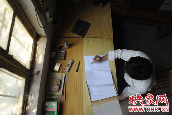 圖為王格現(xiàn)在審閱文件。