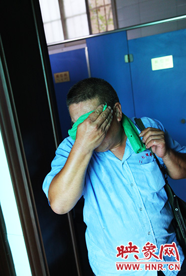 修好設施,從廁所內出來時江學銅已滿頭大汗 修好設施,從廁所內出來時江學銅已滿頭大汗