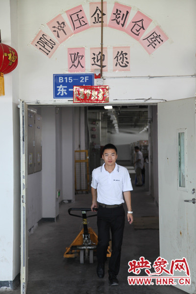 深入生產一線,真實體驗工友的生產環境 深入生產一線,真實體驗工友的生產環境