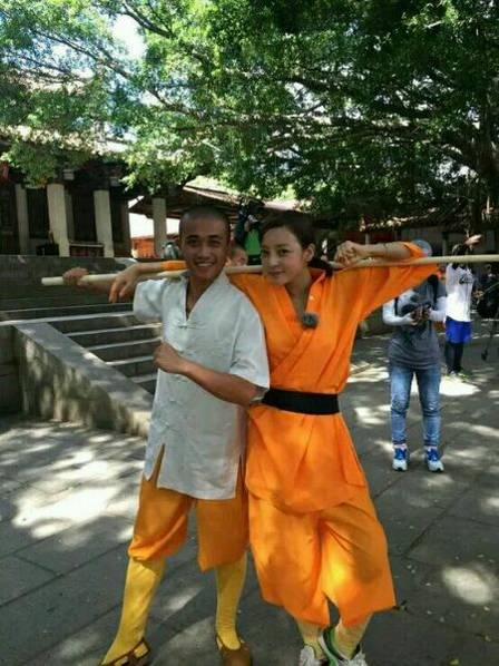 這些參加節(jié)目的女星當中既有歌手，又有演員，都是時尚年輕且受歡迎的女星。