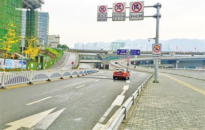 12月18日,本報記者駕車經過江北嘴千廝門大橋匝道附近道路和財信廣場旁支路體驗時,收音機里能聽到神秘的路況提示音。本報記者