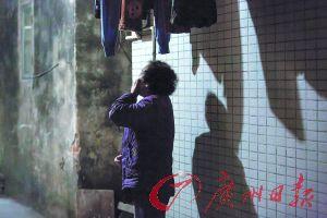 女姐在講述自己老伴幾年前在保姆的“照料”下去世的經歷，神色悲傷。廣州日報記者陳憂子