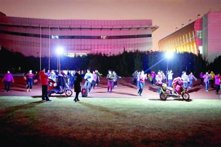 昨晚，松江體育場(chǎng)秩序井然，兩隊(duì)廣場(chǎng)舞被有序地分散在了不同區(qū)域。