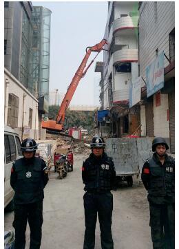 根據《太原市和小 店區平陽路街道親賢城中村改造拆遷安置補償方案》，結合親賢實際，親賢社區補償安置采取“商業用房安置+小戶型公寓住宅安置+貨幣補償”的方式，其中每分 （0.1 畝）置換商業用房50平方米+小戶型公寓住宅80平方米+貨幣補償20萬元人民幣。（拍攝：2015年9月17日）