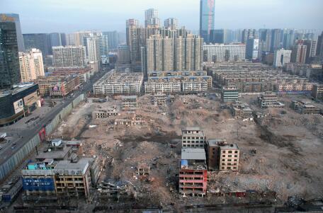 2016年元旦假期后的第一個工作日，記者從長風大街某高樓俯瞰正在拆遷中的親賢西北片區。經過半年多推進，這一片區只留下十余處建筑等待拆除。(拍攝：2016年1月4日)