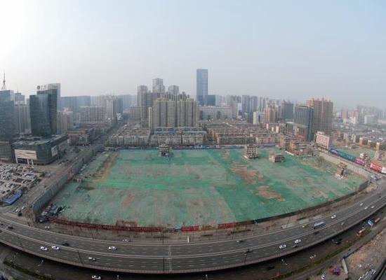 2016年4月，經過持續攻堅，親賢社區西北片區的拆遷工作基本告一段落，但在鋪設了防塵綠網的空地中，至今仍有3戶居民選擇了“堅守”。(拍攝：2016年4月4日)