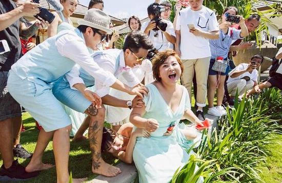 包貝爾婚禮時,賈玲和柳巖都出任伴娘 包貝爾婚禮時,賈玲和柳巖都出任伴娘