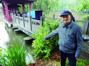 商老說，他就是在這兒把孩子拽上岸的