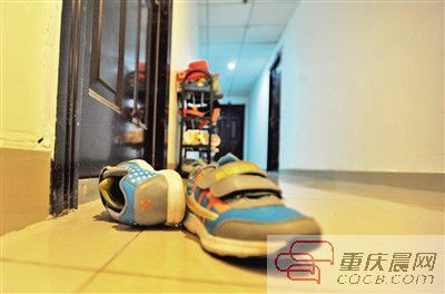 出事小孩的鞋子凌亂地?cái)[放在自家門前。 出事小孩的鞋子凌亂地?cái)[放在自家門前。