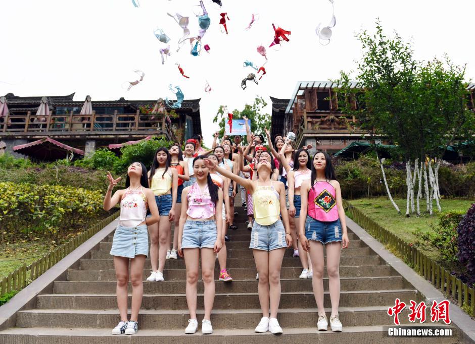 女大學生穿肚兜拋胸罩呼吁關注乳房健康