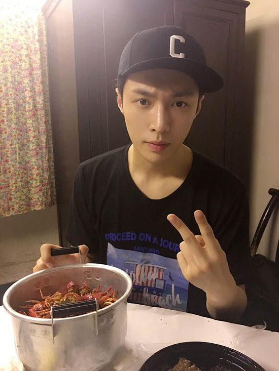 二爺加餐!張藝興告別清湯白面吃小龍蝦 二爺加餐!張藝興告別清湯白面吃小龍蝦