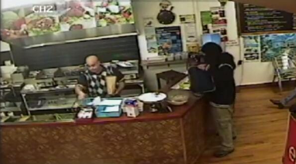 燒烤店老板走紅網絡 表現淡定不理會搶劫 燒烤店老板走紅網絡 表現淡定不理會搶劫