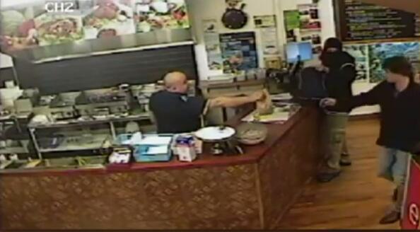 燒烤店老板走紅網絡 表現淡定不理會搶劫 燒烤店老板走紅網絡 表現淡定不理會搶劫