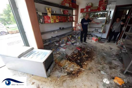 家里小賣部現在已經一片混亂。