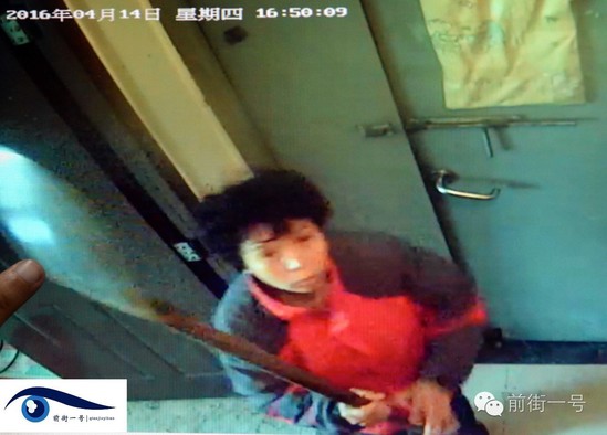 監控視頻拍下李亞榮打砸監控探頭的過程。