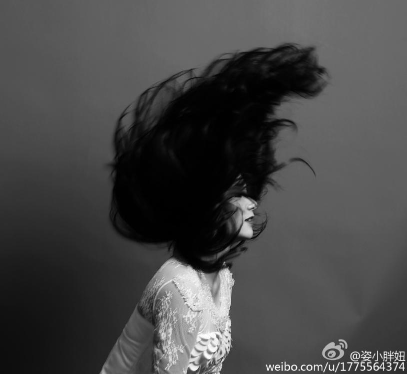 何姿秀黑白婚紗寫真 長發飄飄美麗動人