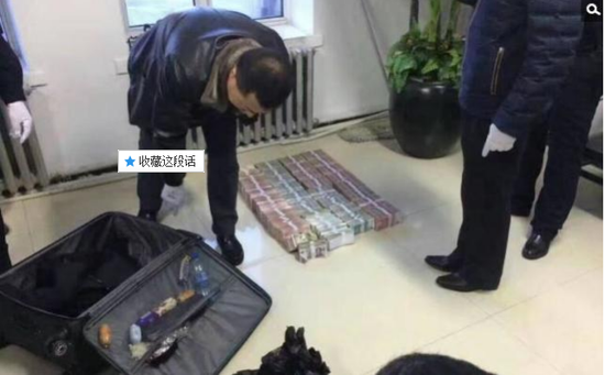 京華時報訊昨天凌晨1點左右,黑龍江省密山市一銀行金庫發生搶劫案。一名身穿迷彩服男子準備劫取現金時被發現,致一名金庫值守人員死亡,隨后棄款而逃。目前,該男子尚未歸案,案件正在全力偵辦中。