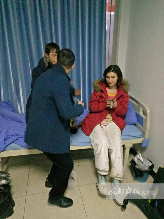 王利鑫說，醫(yī)院工作人員考慮到他們遠(yuǎn)道而來，于是給他們倒上熱水，并試圖打手勢交流。但費了好大勁，也沒辦法搞明白對方的情況，只好向社區(qū)民警求助。翠屏區(qū)西城派出所兩位民警迅速趕到，但雙方仍然語言不通，無法交流。民警見兩名年輕人并無惡意，只好離開了。折騰到晚上10點左右，還是沒辦法溝通。而醫(yī)院作為醫(yī)療機(jī)構(gòu)，又不能留宿不明來歷的外國人。王利鑫只好帶著懂英語的女婿趕到，交流得知對方是一對來自俄羅斯的小夫妻。“他們說到中國‘窮游’，打算從成都到昆明，結(jié)果坐順風(fēng)車來到了宜賓，卻沒錢住賓館。”王利鑫告訴成都商報客戶端記者，兩個年輕人不懂漢語，正好看到中山醫(yī)院標(biāo)識，就闖進(jìn)來打算求宿一晚。