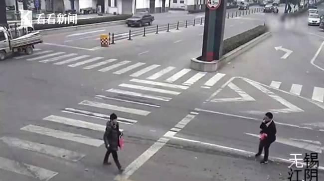 女司機(jī)開車撞飛女孩并碾壓 曾制造8次事故3次撞人