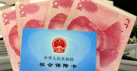 從今年1月1日開始，原有的失業(yè)保險(xiǎn)費(fèi)率是1.5%的有22個(gè)省份，包括新疆生產(chǎn)建設(shè)兵團(tuán)，可以在確保失業(yè)保險(xiǎn)金按時(shí)足額發(fā)放、穩(wěn)崗補(bǔ)貼順利實(shí)施的基礎(chǔ)上，可以降低0.5個(gè)百分點(diǎn)。個(gè)人的費(fèi)率不超過單位的費(fèi)率。