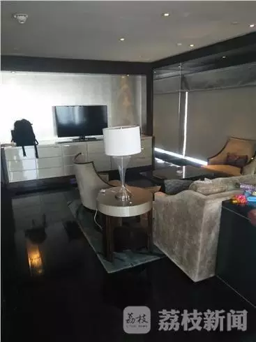 何女士稱當(dāng)時(shí)自己正在換衣服,順眼看了一下窗外,就看到了幾個(gè)人影,其中一個(gè)人拿著手機(jī),三個(gè)男的朝這邊望。何女士表示,剛開(kāi)始還以為是出現(xiàn)了幻覺(jué),后來(lái)發(fā)現(xiàn),玻璃中的映射人影就是隔壁房間的住客。