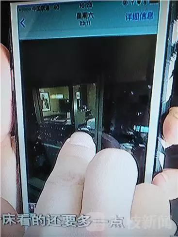 酒店前廳負(fù)責(zé)人李經(jīng)理:我們?nèi)ピ儐?wèn)過(guò),警察也詢問(wèn)過(guò),警察有錄音,他說(shuō)他沒(méi)有錄像,第一個(gè)人說(shuō)肯定沒(méi)有錄像,第二個(gè)人沒(méi)有口頭保證。對(duì)于何女士反映的晚間玻璃外墻變成“鏡子”反光的情況子。負(fù)責(zé)人表示,在客人入住酒店的時(shí)候,酒店工作人員一般會(huì)對(duì)客人進(jìn)行提醒,要求客人將房間的窗紗全部關(guān)閉,不過(guò)這一說(shuō)法卻遭到了何女士的否認(rèn)。酒店前廳負(fù)責(zé)人李經(jīng)理稱,這個(gè)雙層玻璃的設(shè)計(jì)是環(huán)保設(shè)計(jì),冬暖夏涼,如果是單層冬天會(huì)非常冷。