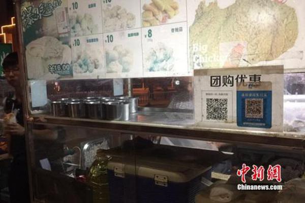 不少小商販都用上掃碼支付。中新網(wǎng) 吳濤 攝