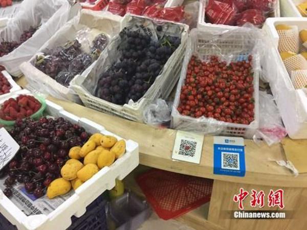 某水果攤，收款二維碼貼在顯眼位置。中新網(wǎng) 吳濤 攝