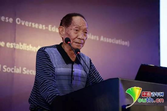 袁隆平院士在第十屆海外高層次人才座談會暨海外院士青島行“雁棲湖論壇”中發言。 中國青年網記者 李拓攝