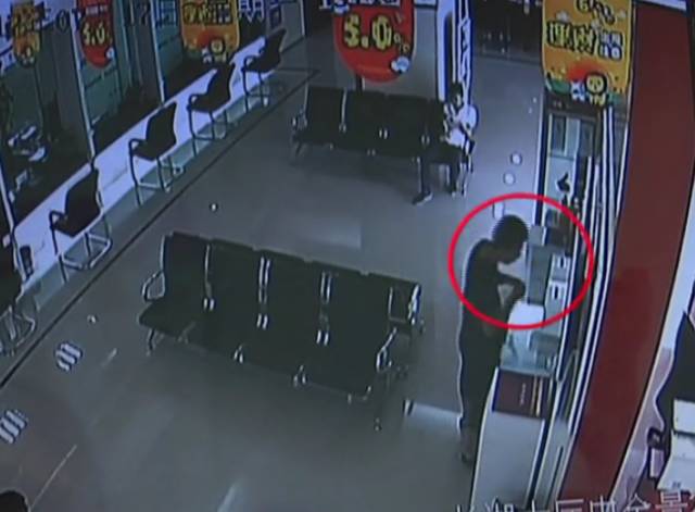 男子在銀行用筷子夾取捐款箱內錢財 稱家境不好